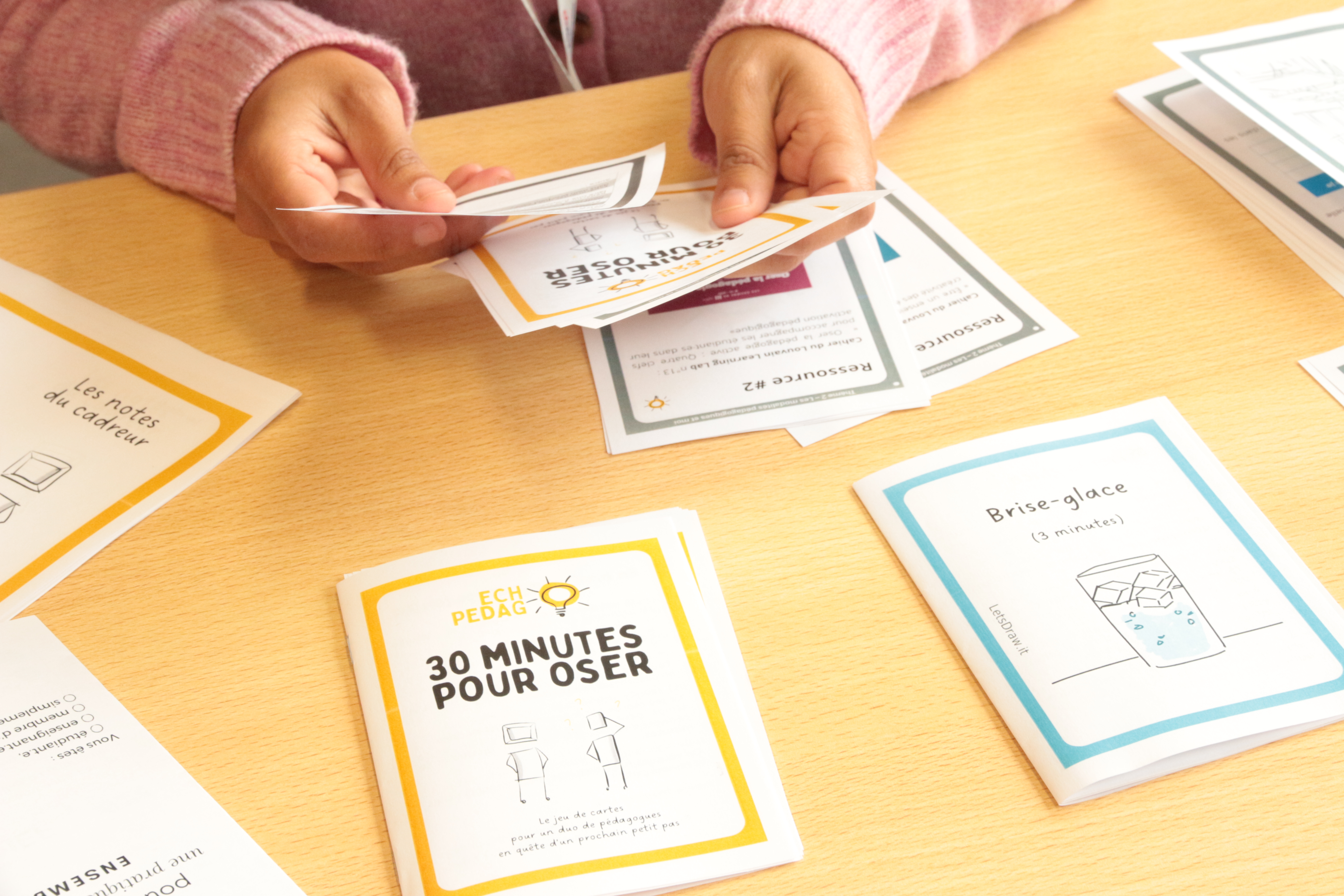 Personne manipulant le jeu de cartes 30 minutes pour oser